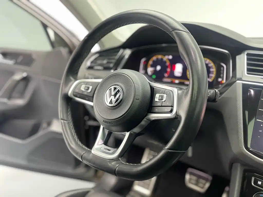 Volkswagen Tiguan L — фото 10