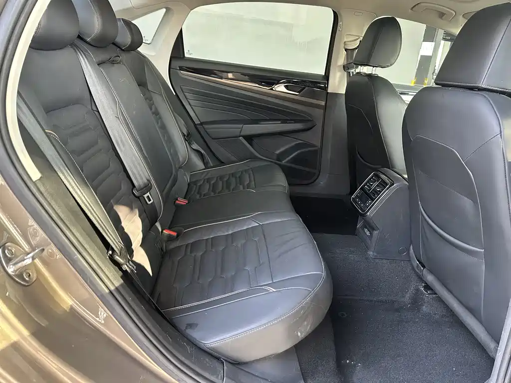 Volkswagen Passat — фото 10