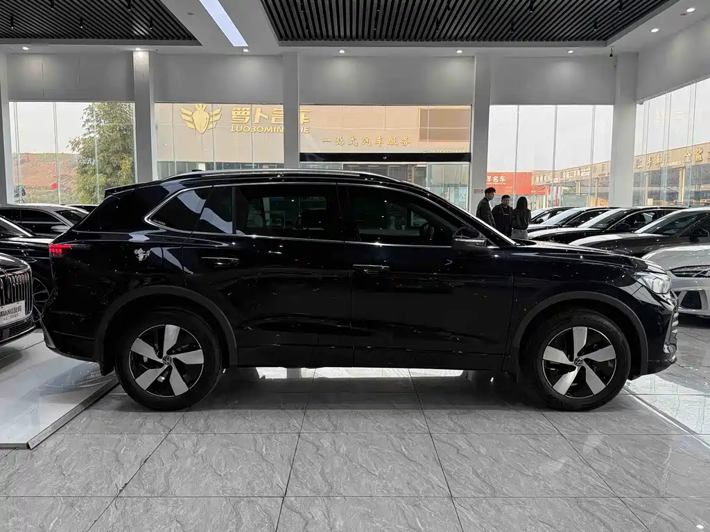 Volkswagen Tiguan L — фото 7