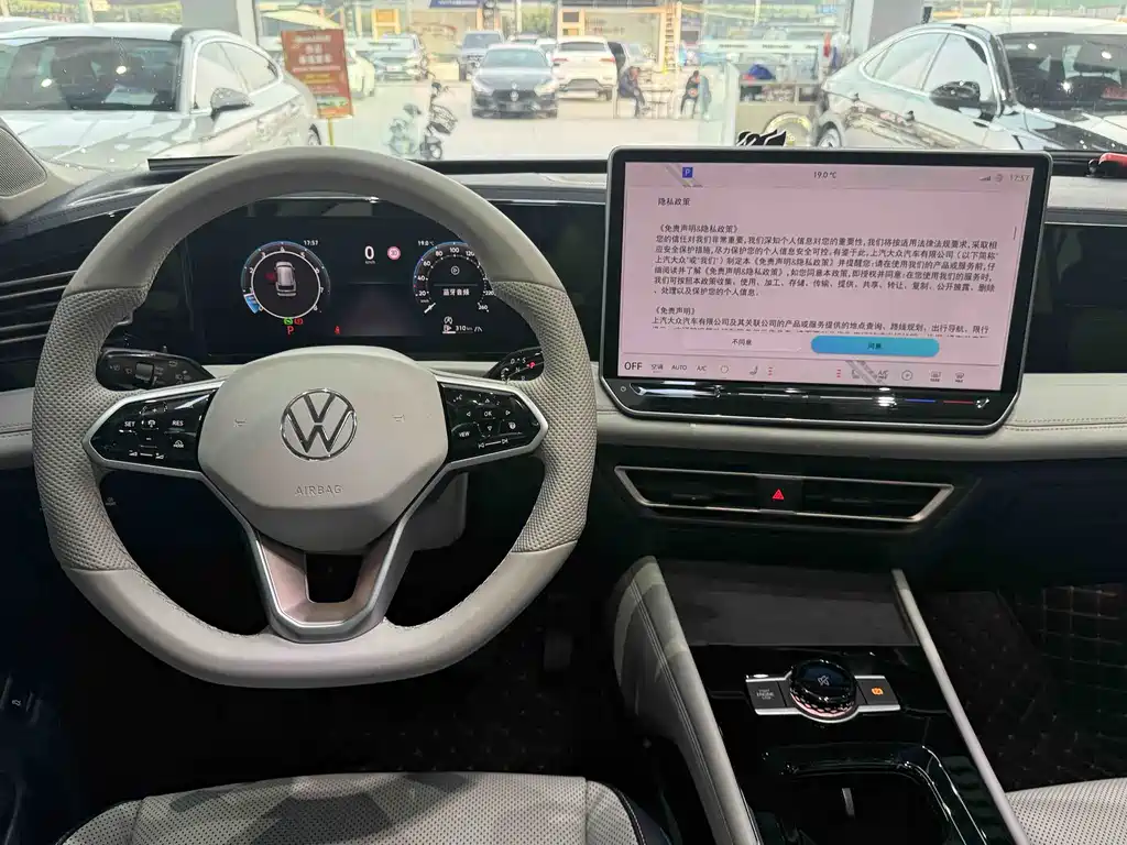 Volkswagen Tiguan L — фото 9