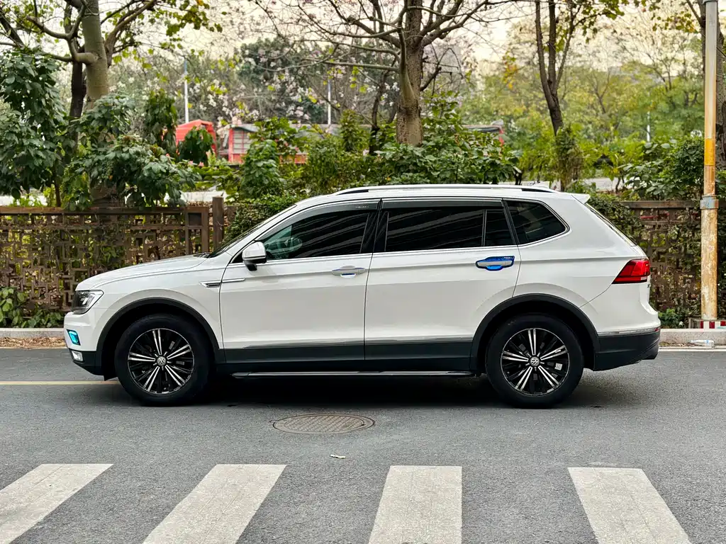 Volkswagen Tiguan L — фото 3