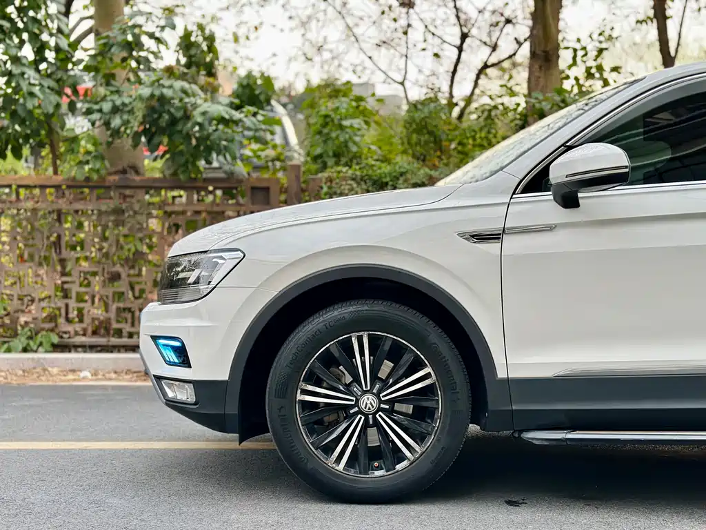 Volkswagen Tiguan L — фото 7