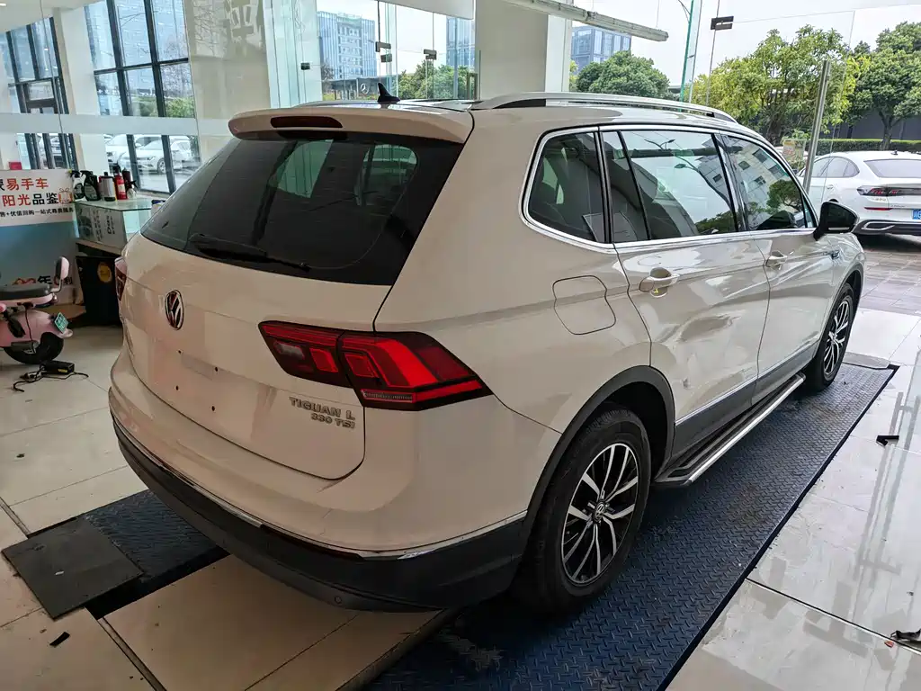 Volkswagen Tiguan L — фото 12