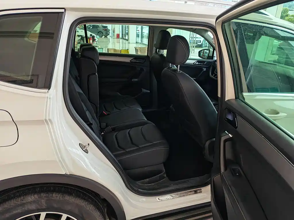 Volkswagen Tiguan L — фото 9