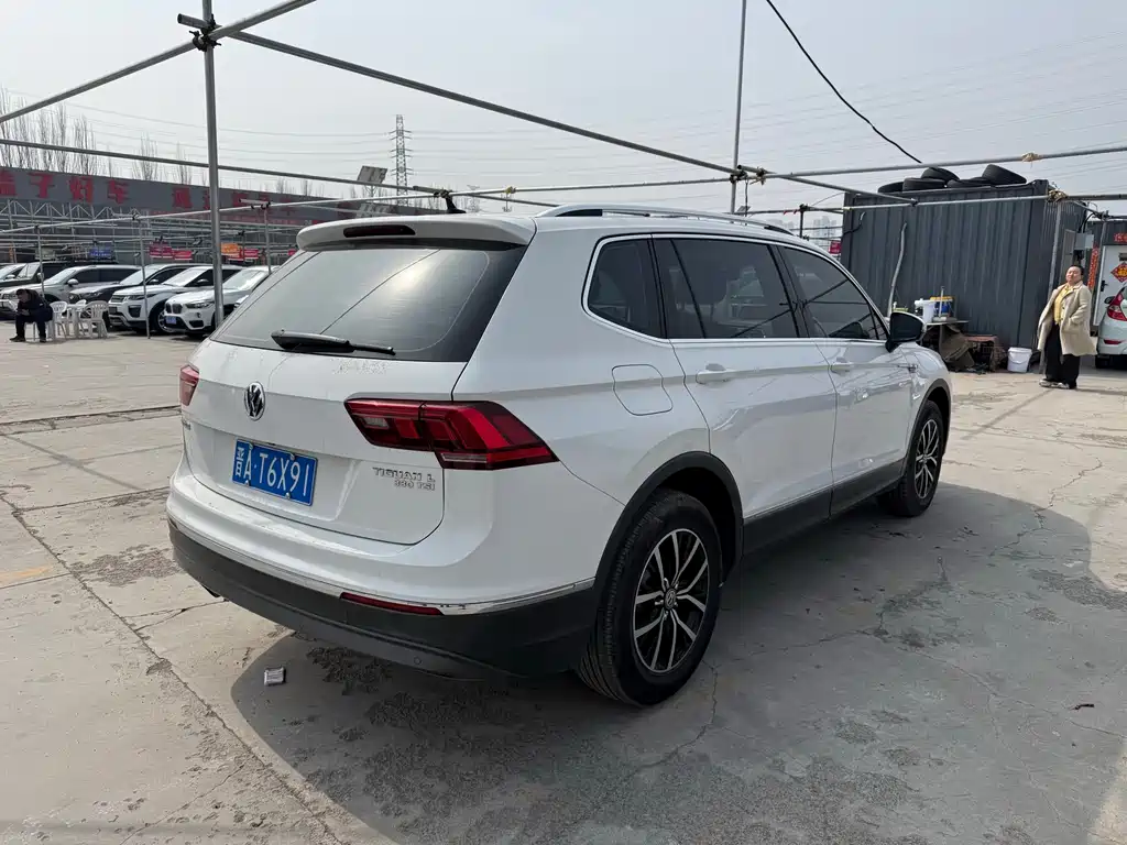 Volkswagen Tiguan L — фото 9