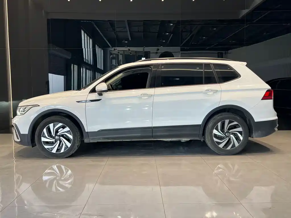 Volkswagen Tiguan L — фото 5