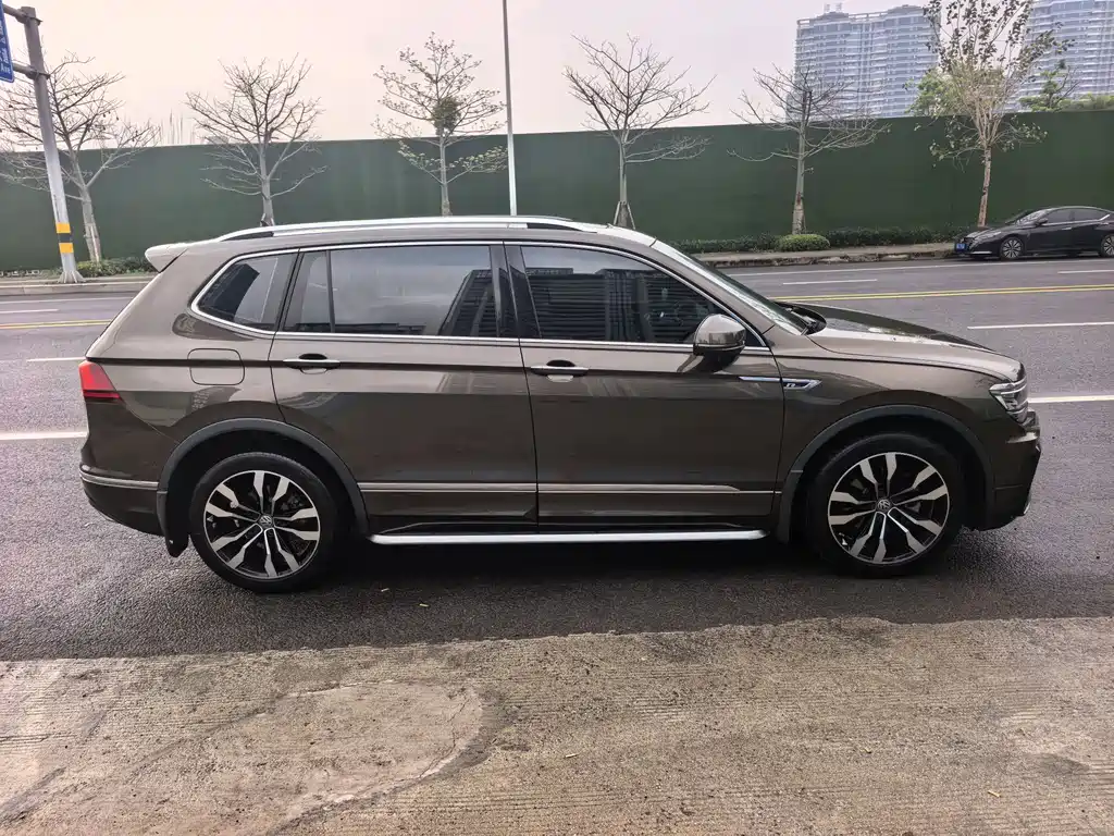 Volkswagen Tiguan L — фото 4