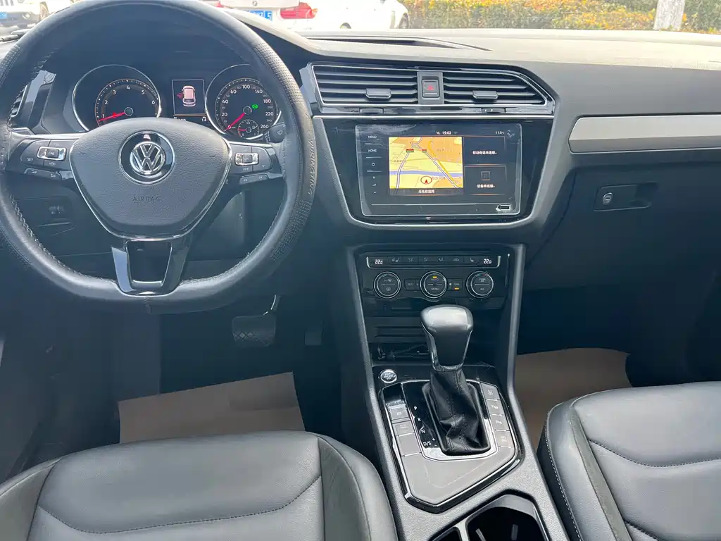 Volkswagen Tiguan L — фото 9