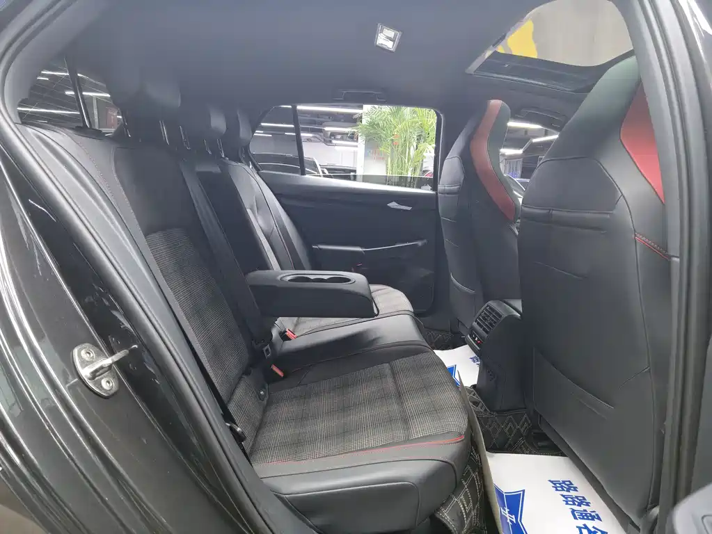 Volkswagen Golf GTI — фото 9