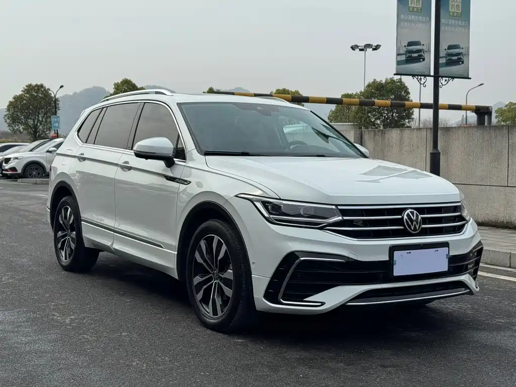 Volkswagen Tiguan L — фото 3