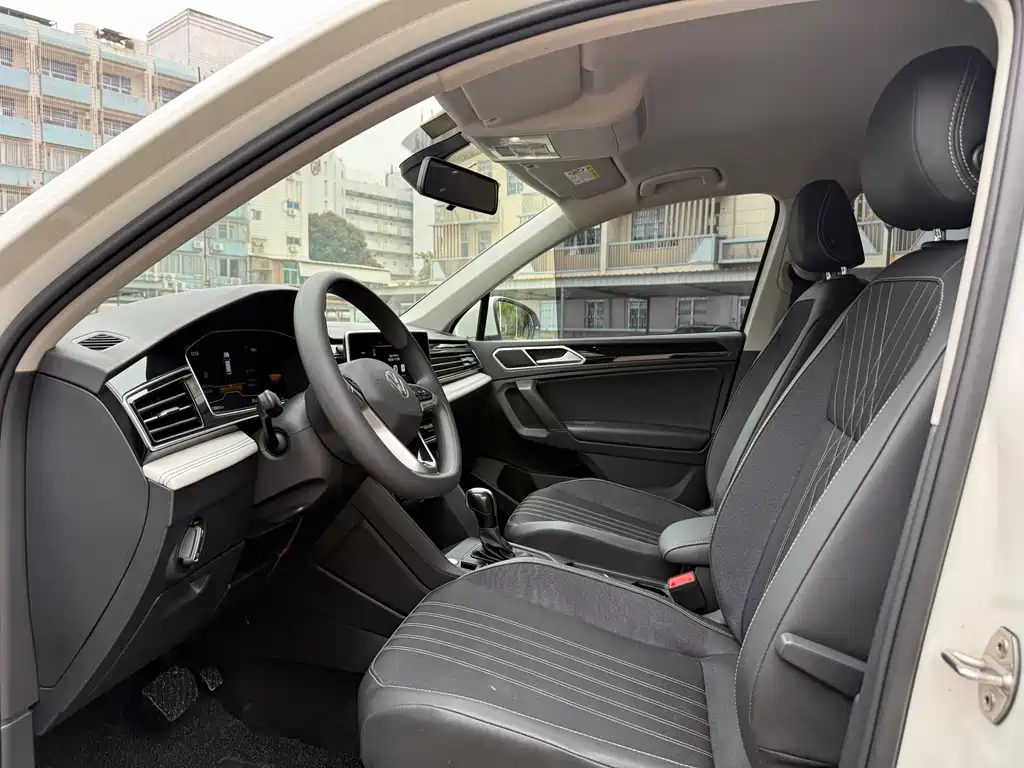 Volkswagen Tiguan L — фото 7