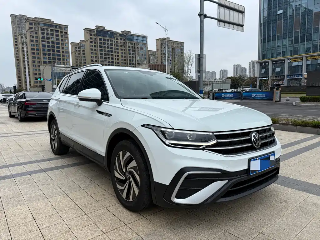 Volkswagen Tiguan L — фото 3