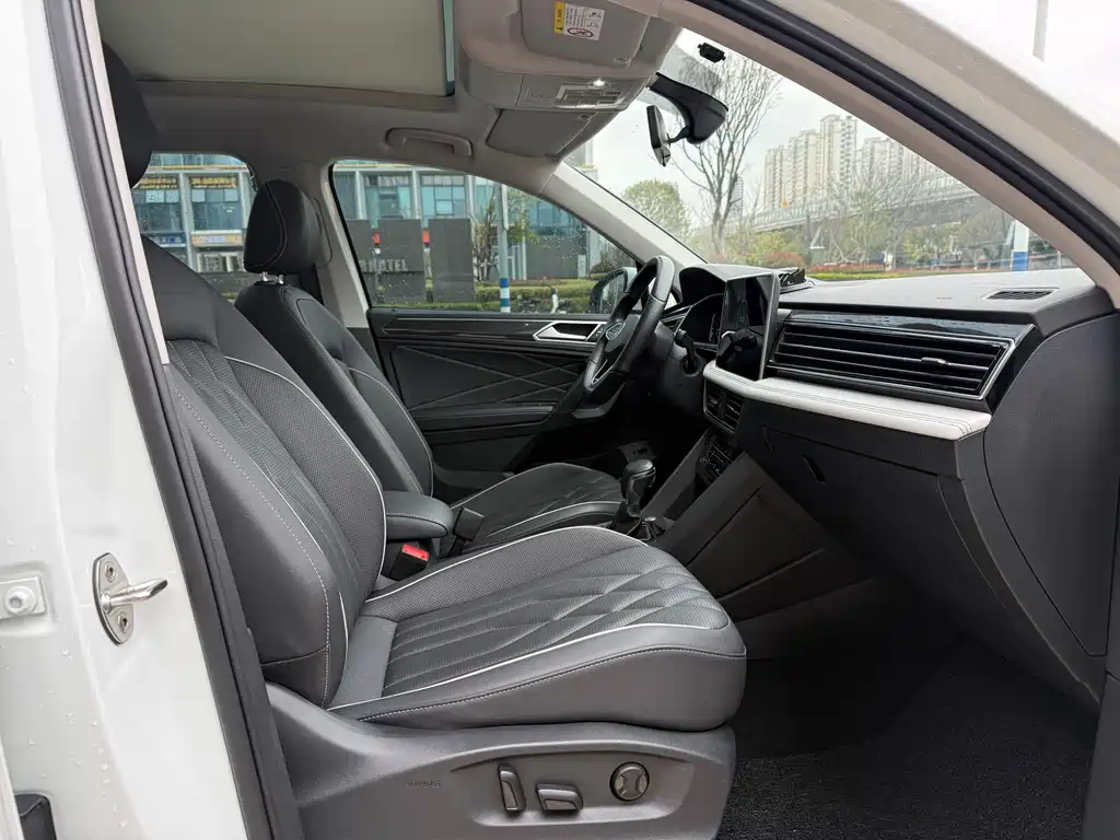 Volkswagen Tiguan L — фото 9