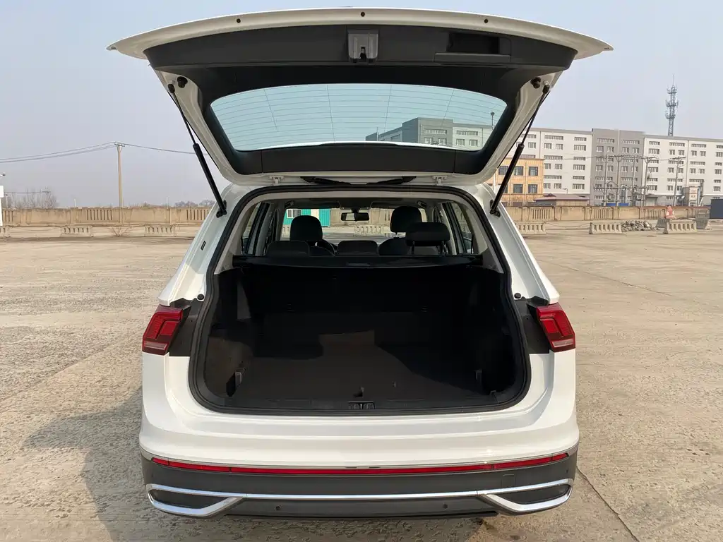 Volkswagen Tiguan L — фото 23