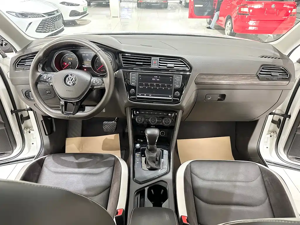 Volkswagen Tiguan L — фото 4