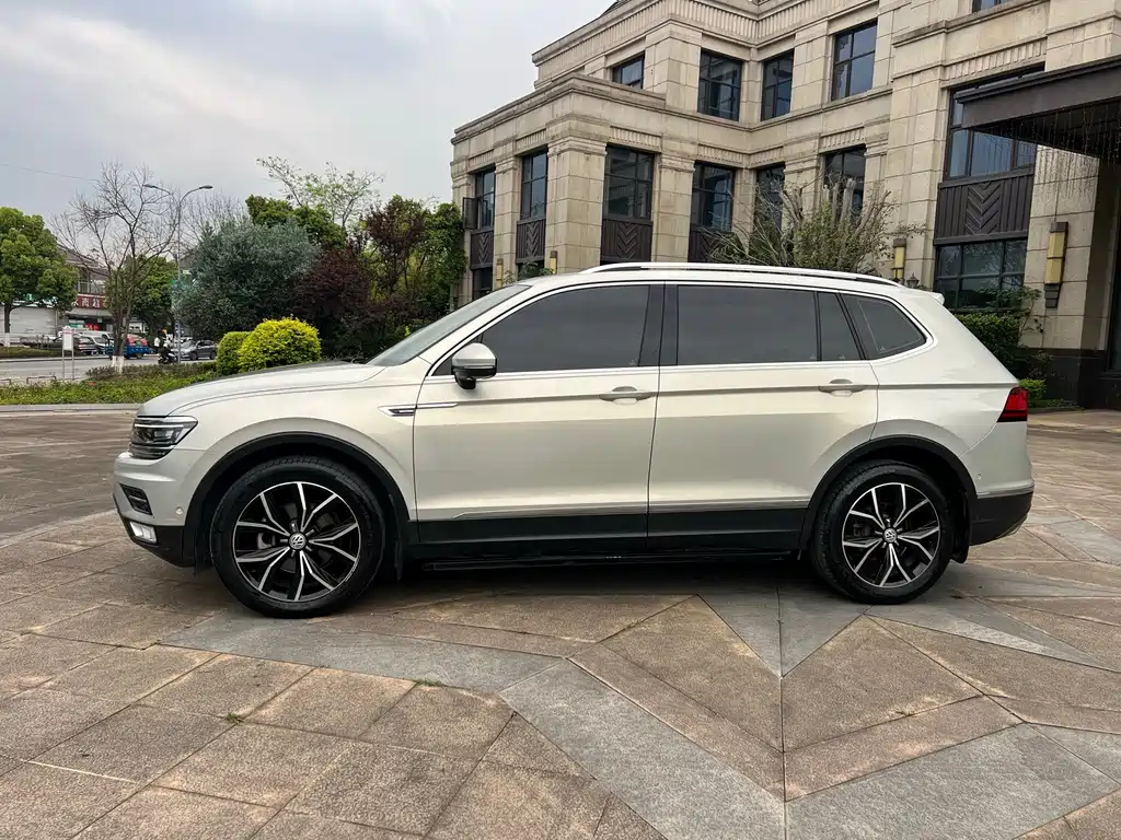 Volkswagen Tiguan L — фото 6
