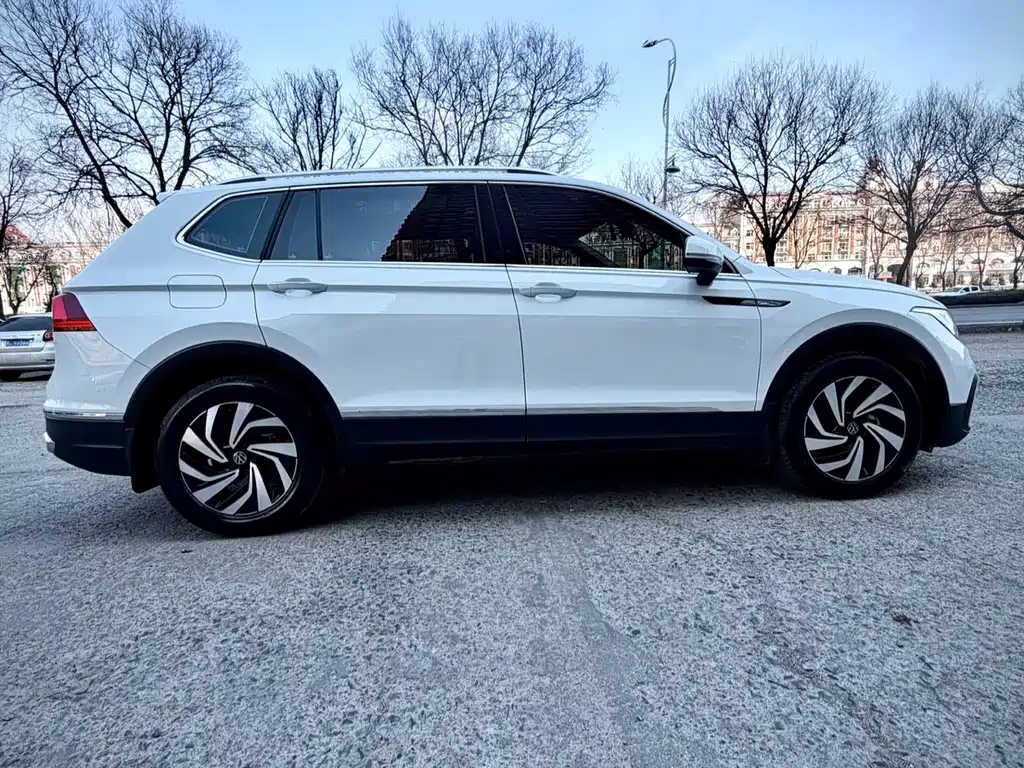 Volkswagen Tiguan L — фото 7