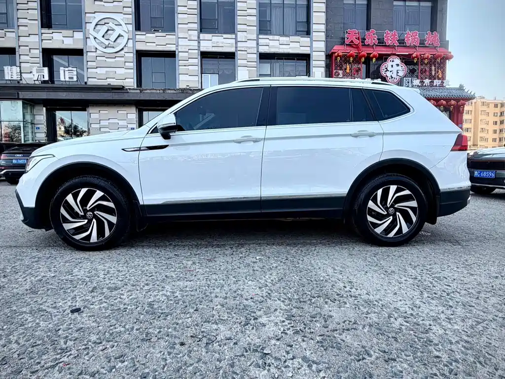 Volkswagen Tiguan L — фото 8