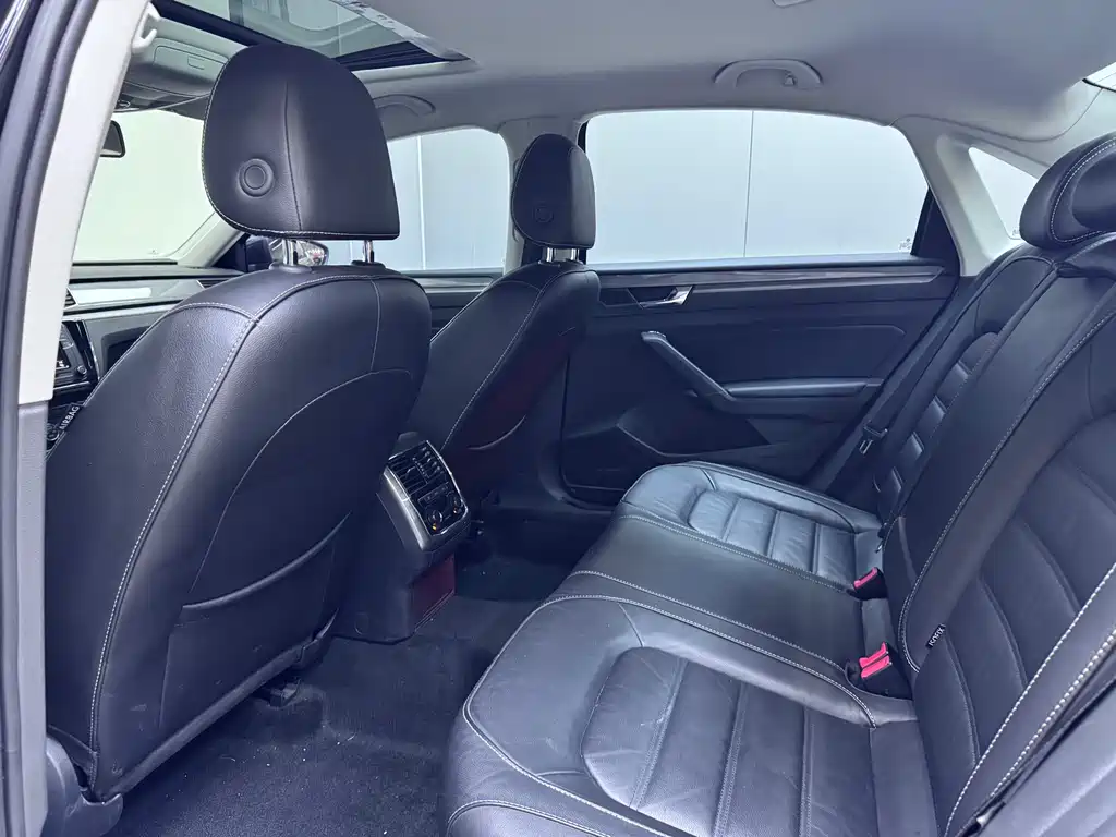 Volkswagen Passat — фото 11