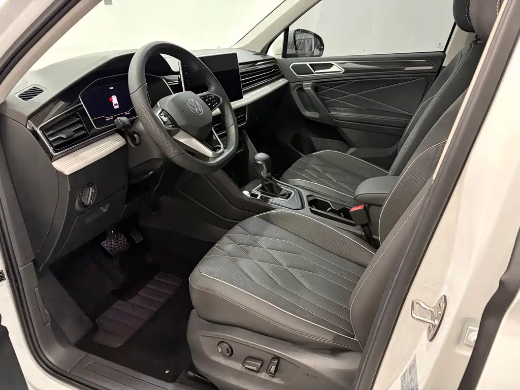 Volkswagen Tiguan L — фото 6