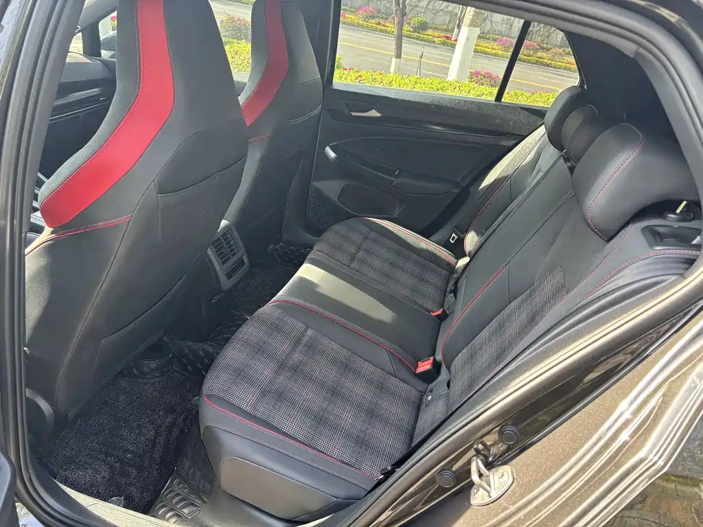 Volkswagen Golf GTI — фото 7
