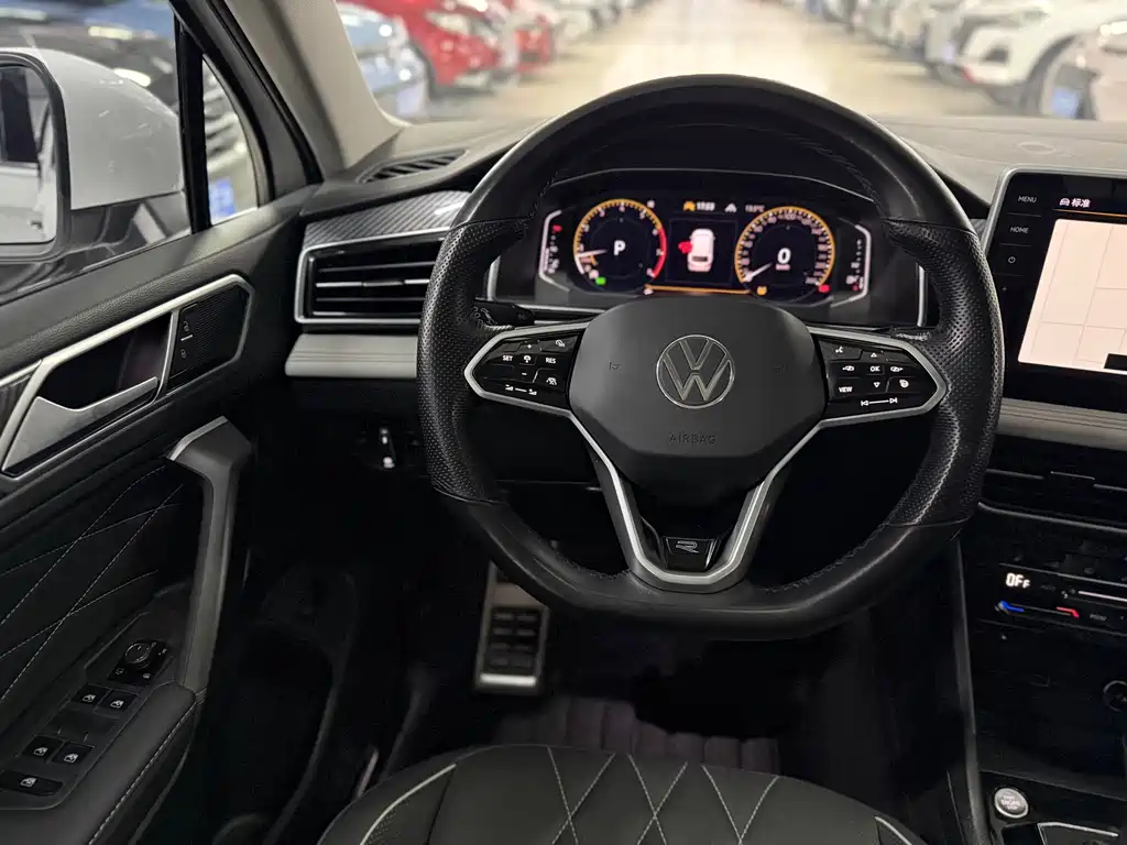Volkswagen Tiguan L — фото 10