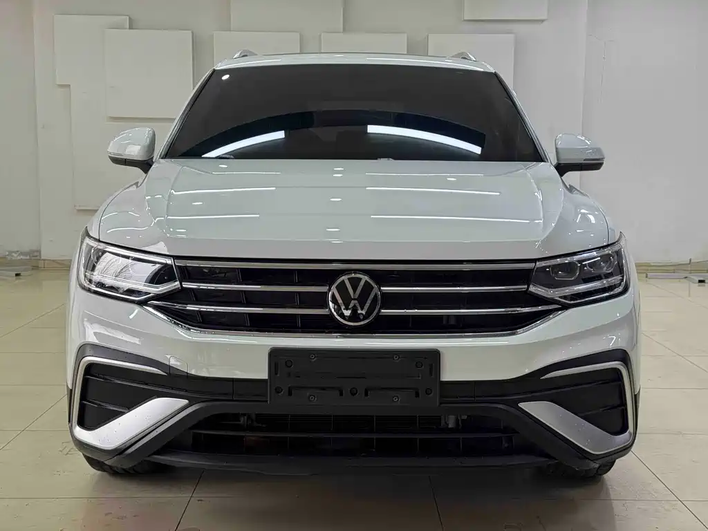 Volkswagen Tiguan L — фото 2