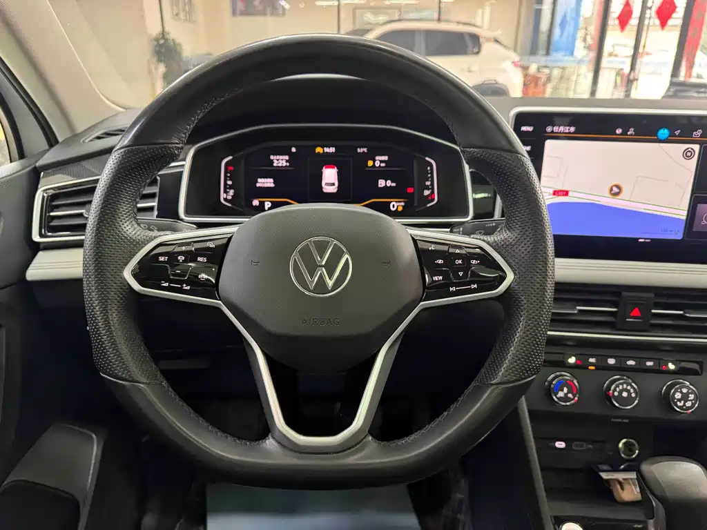 Volkswagen Tiguan L — фото 15