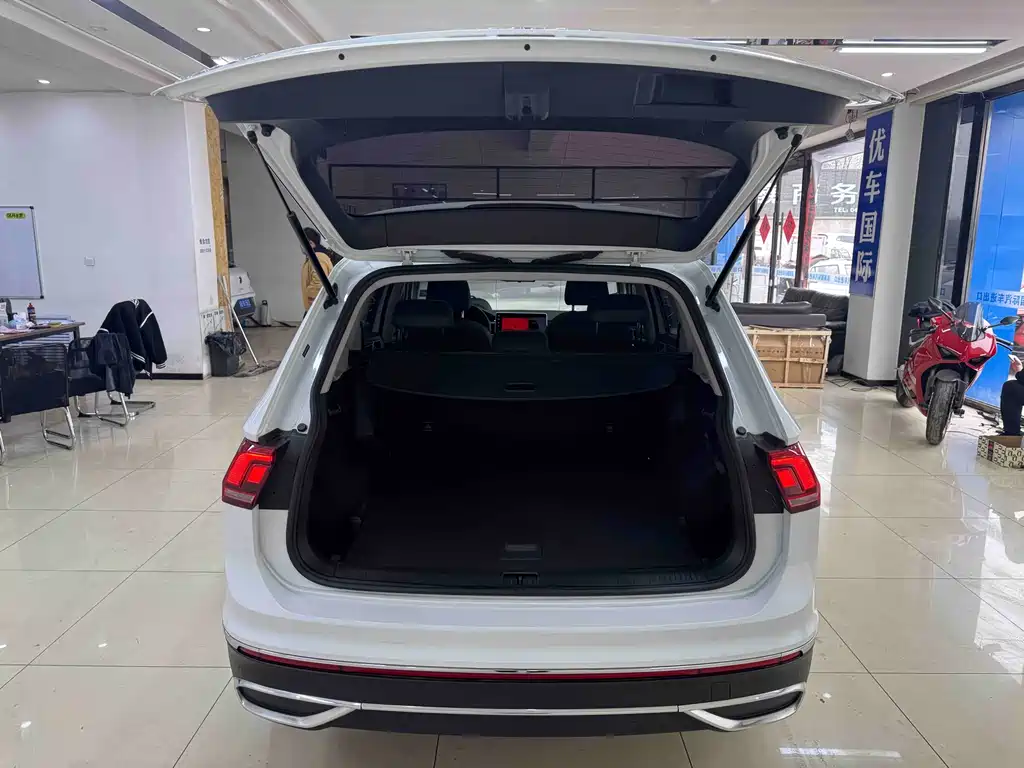Volkswagen Tiguan L — фото 20