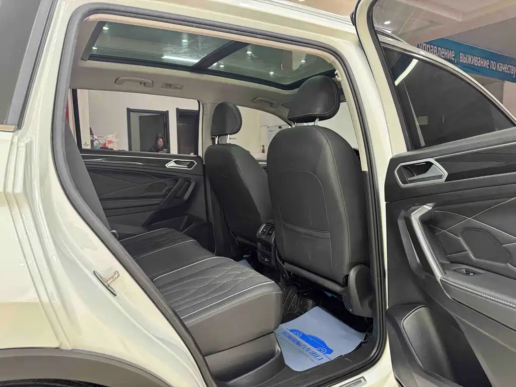 Volkswagen Tiguan L — фото 9