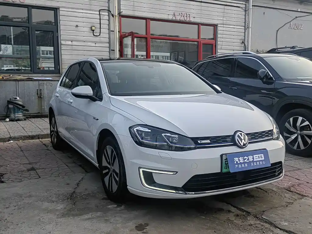 Volkswagen Golf EV — фото 3
