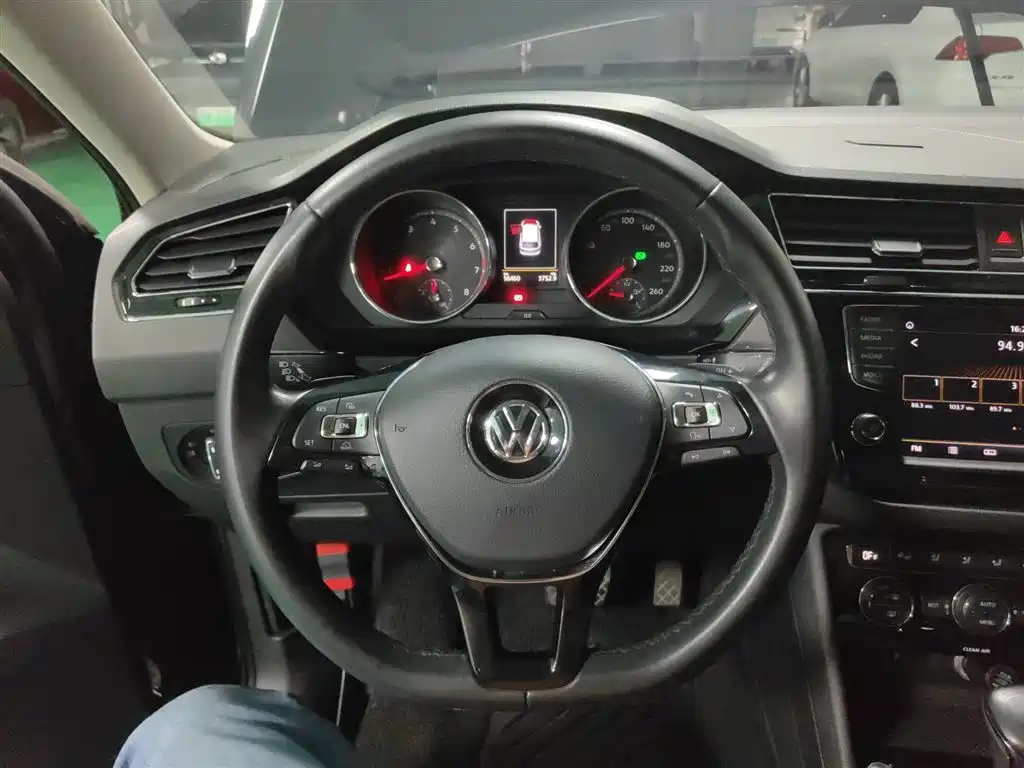 Volkswagen Tiguan L — фото 7