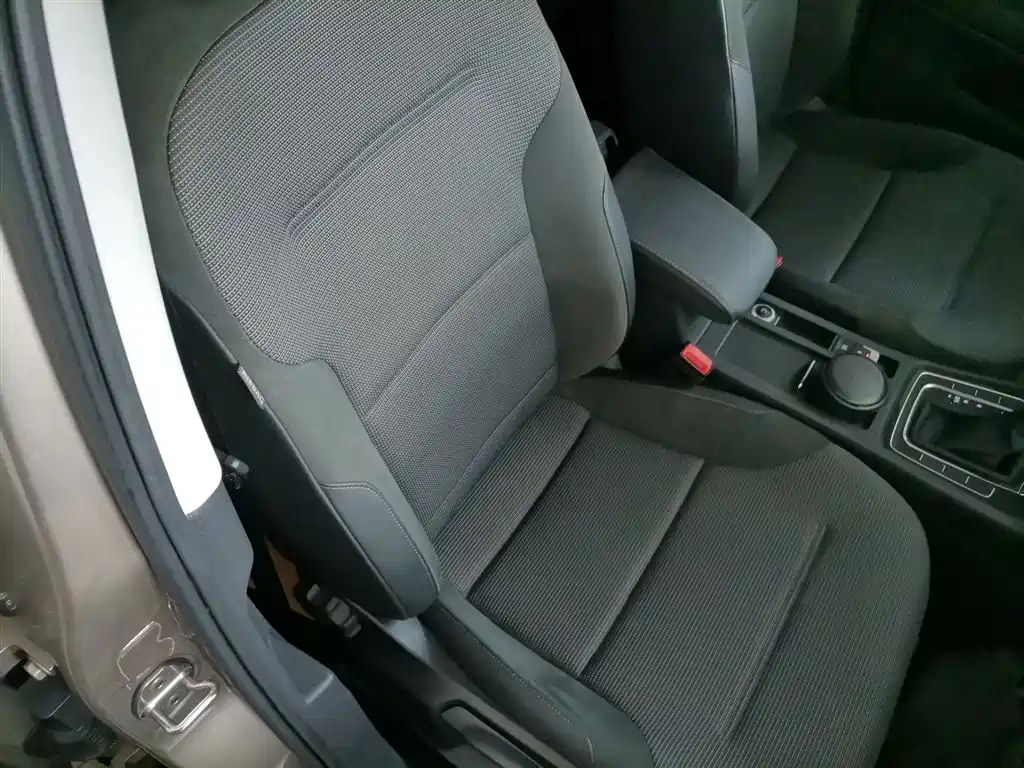 Volkswagen Golf — фото 24