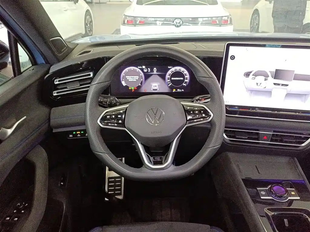 Volkswagen Tiguan L — фото 11