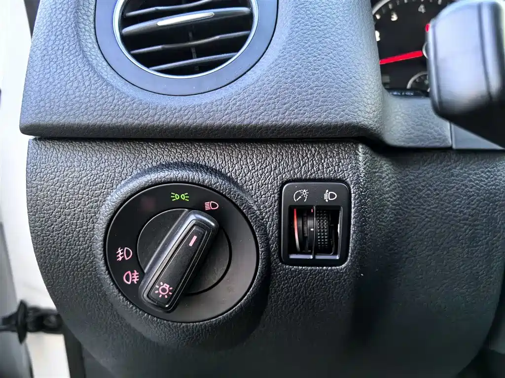 Volkswagen Tiguan — фото 18