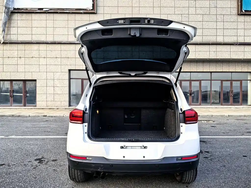 Volkswagen Tiguan — фото 9