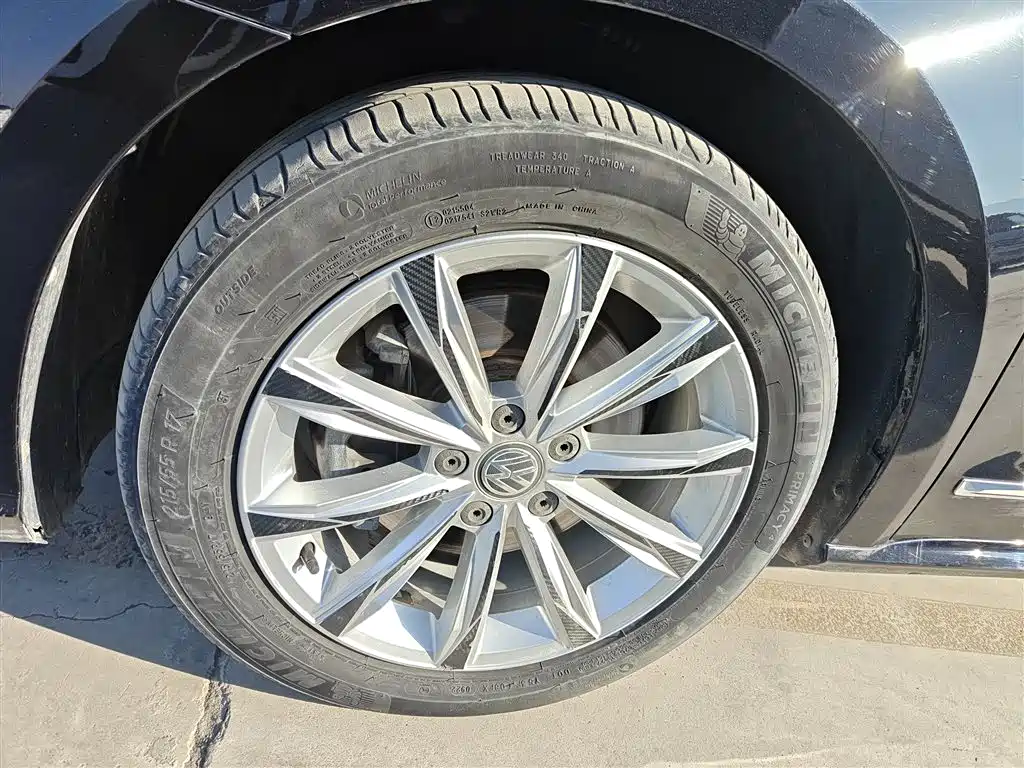 Volkswagen Passat — фото 23