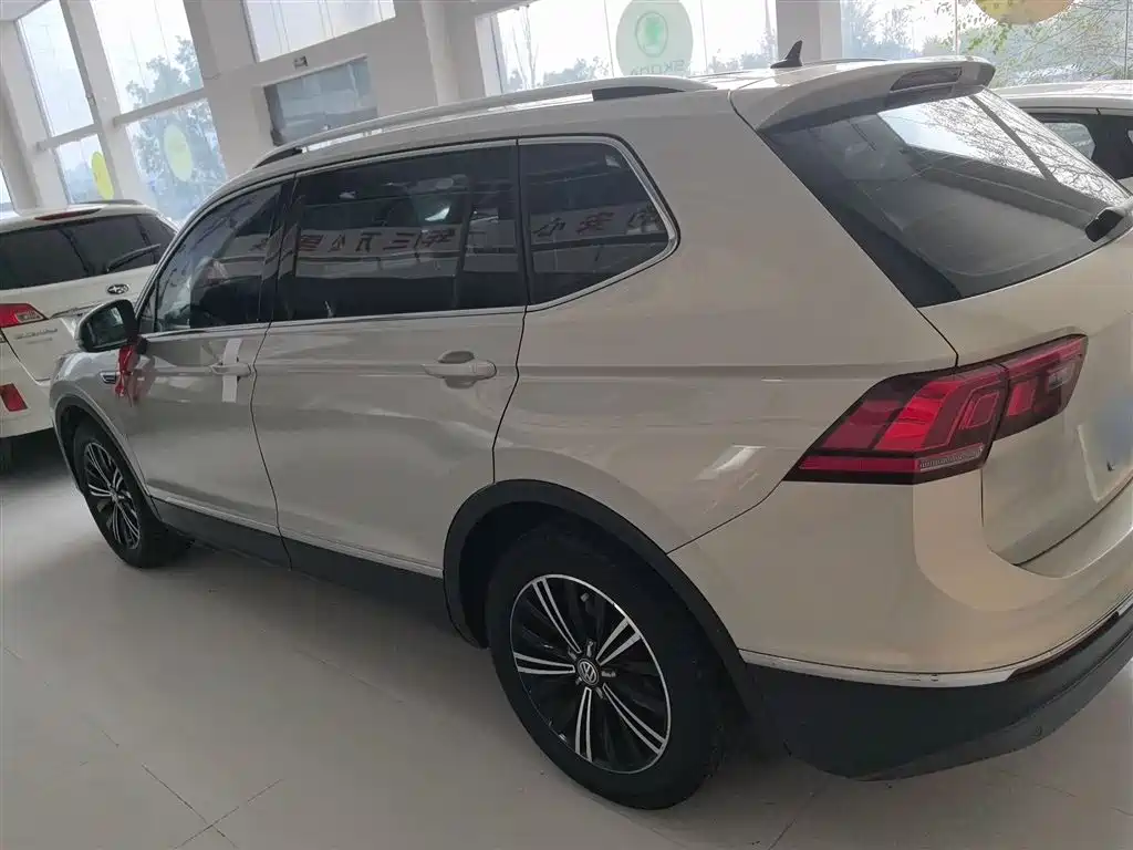Volkswagen Tiguan L — фото 5