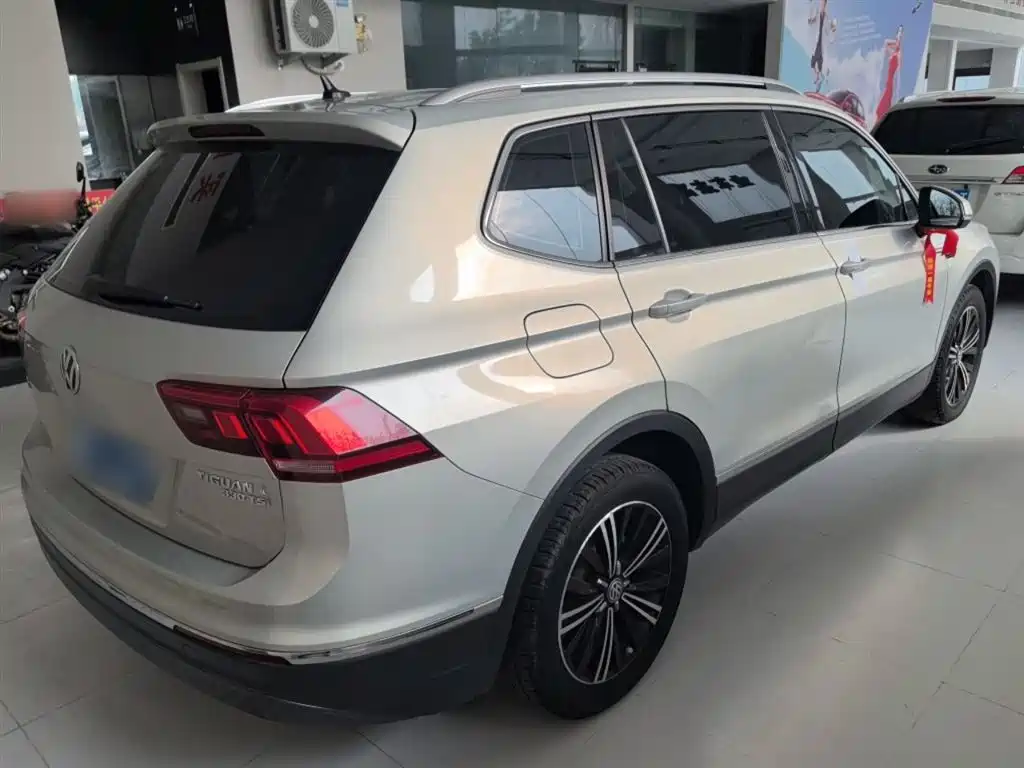 Volkswagen Tiguan L — фото 7