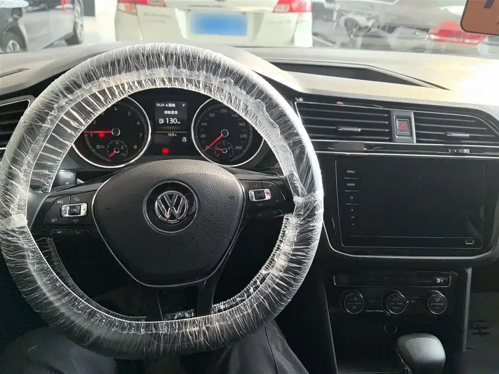 Volkswagen Tiguan L — фото 10