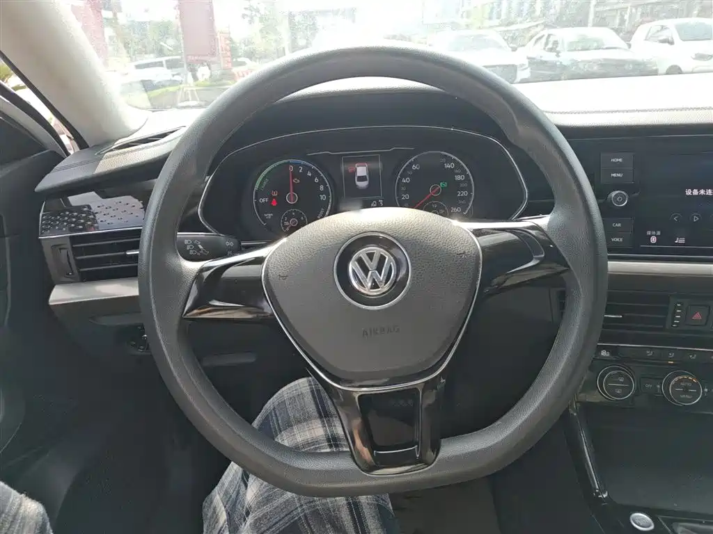 Volkswagen Passat New Energy — фото 7