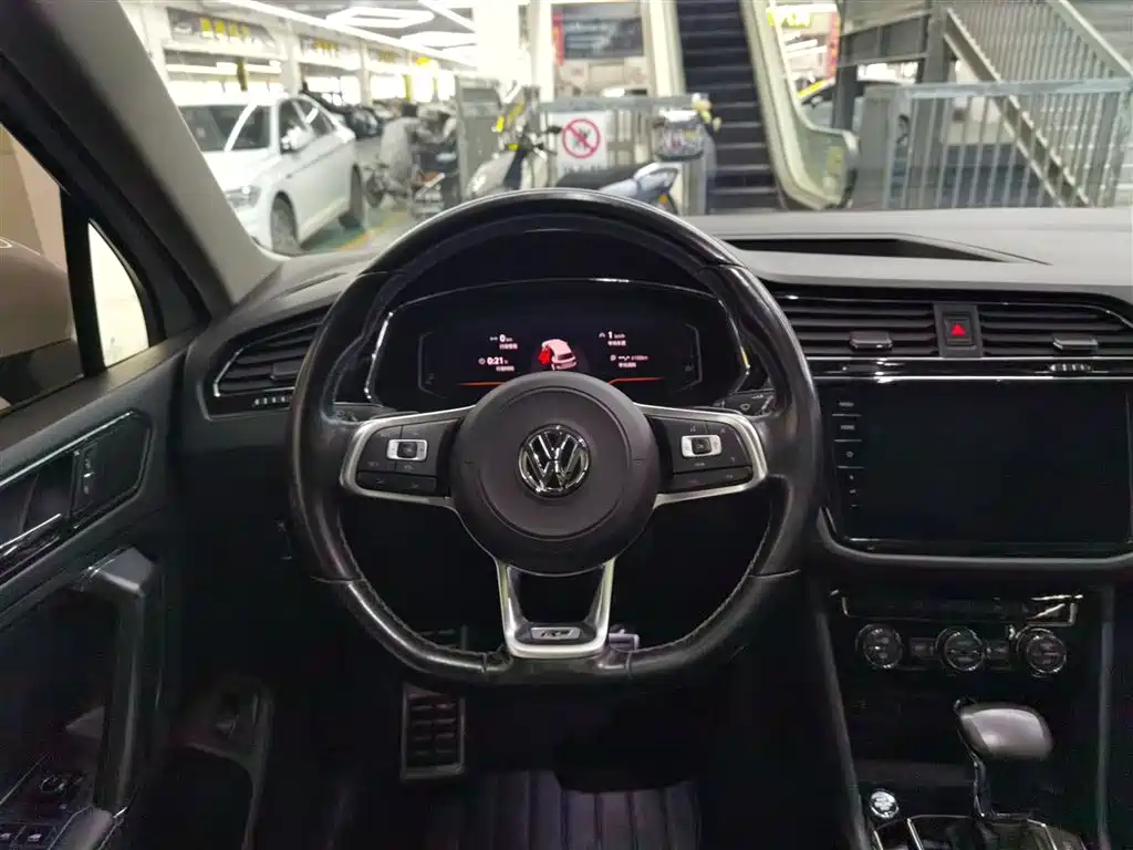 Volkswagen Tiguan L — фото 7