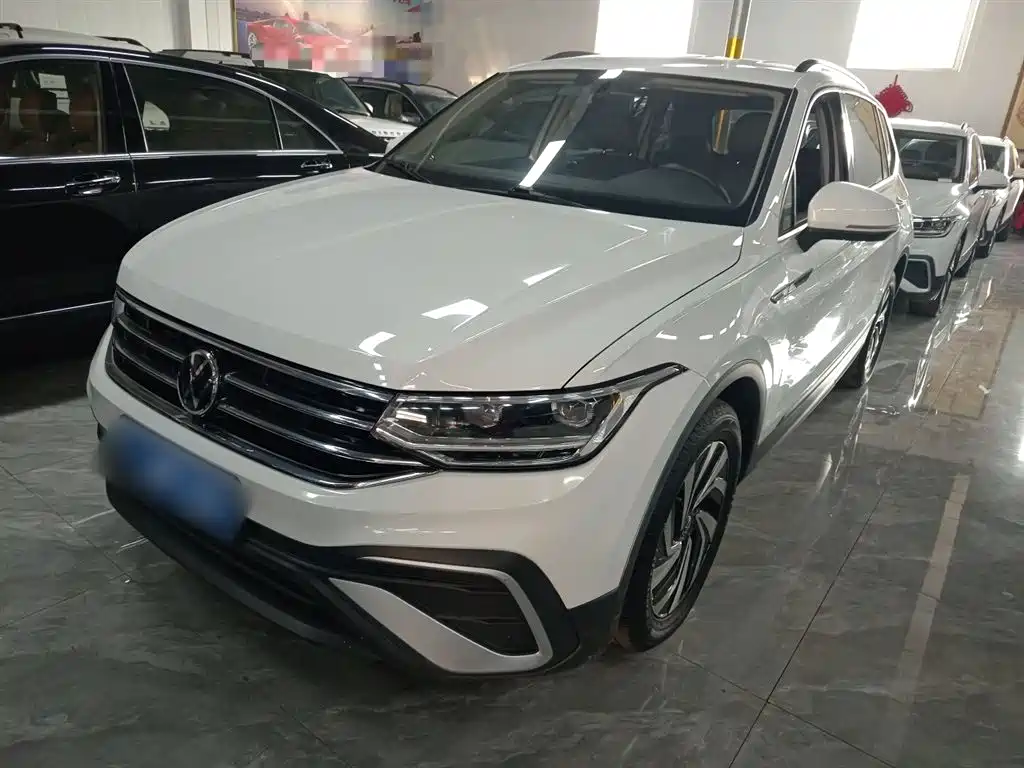 Volkswagen Tiguan L — фото 2