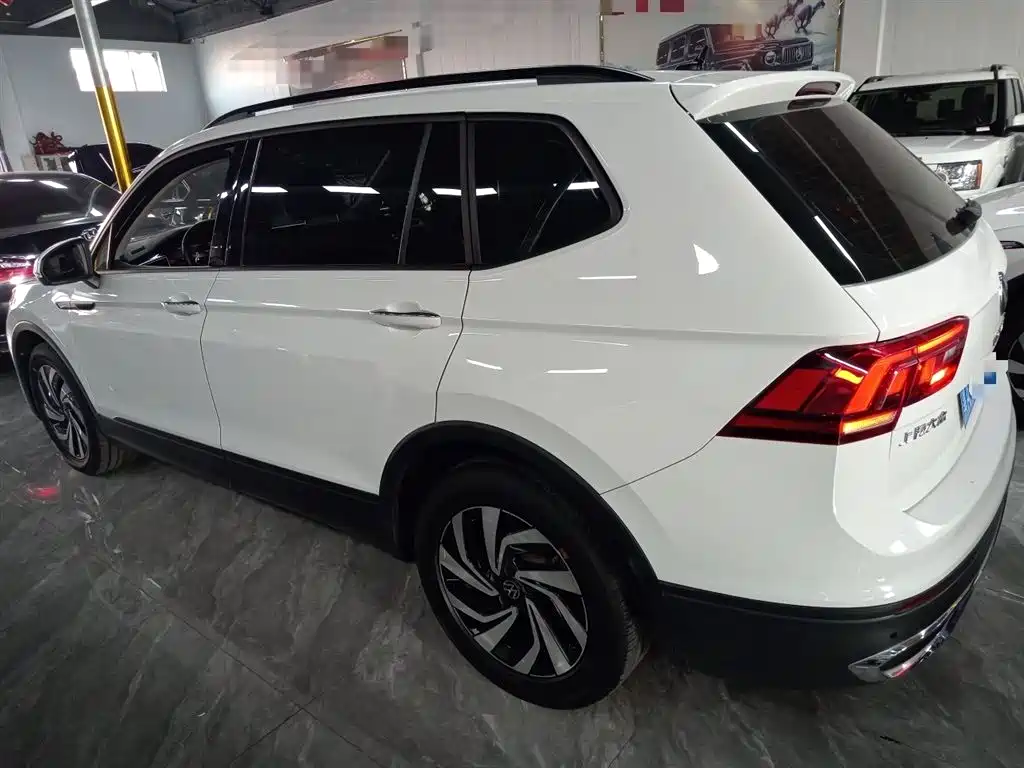 Volkswagen Tiguan L — фото 5