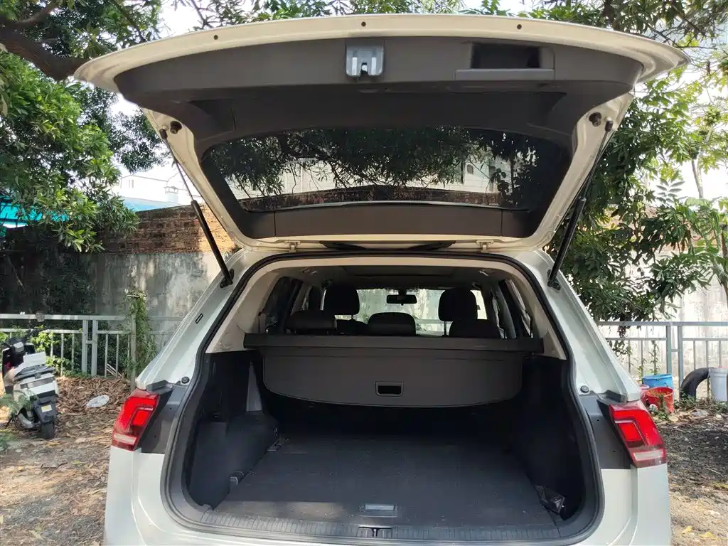 Volkswagen Tiguan L — фото 10