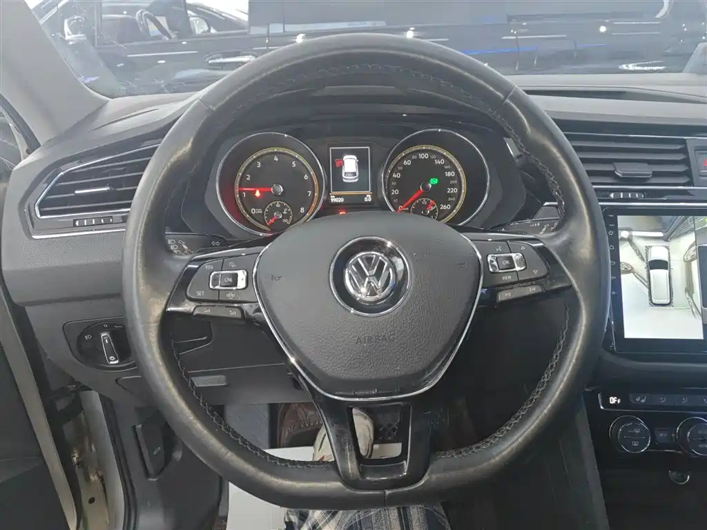 Volkswagen Tiguan L — фото 11