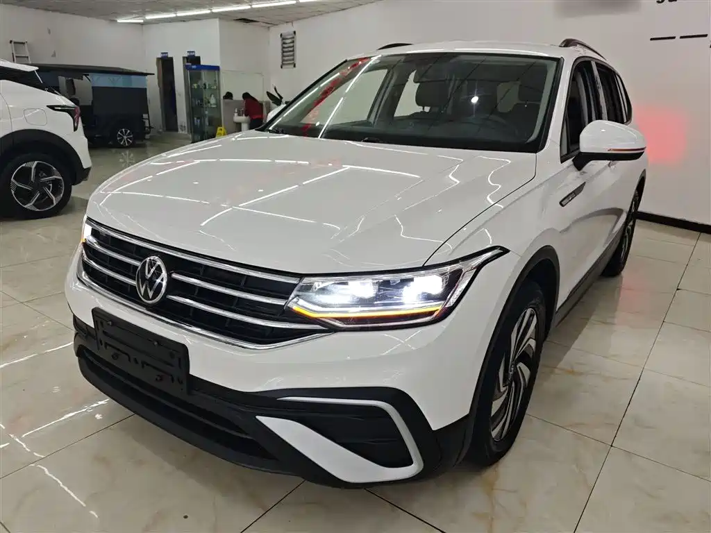 Volkswagen Tiguan L — фото 2