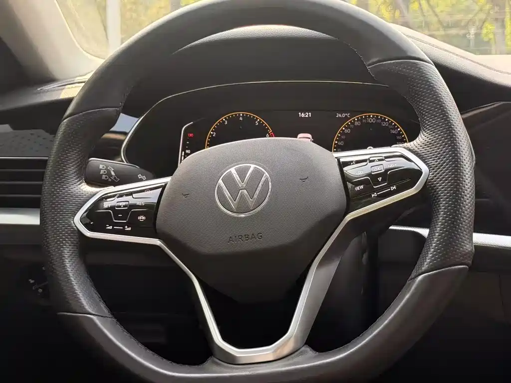 Volkswagen Passat — фото 23