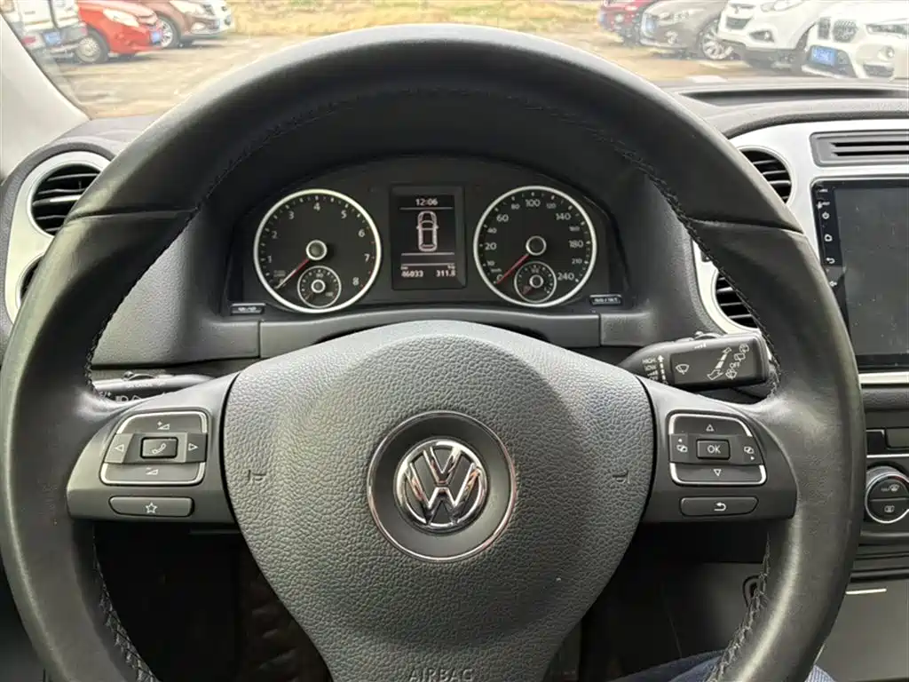 Volkswagen Tiguan — фото 7