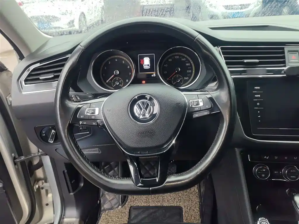 Volkswagen Tiguan L — фото 11